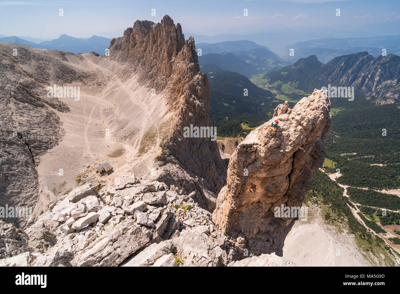 Panoramablick beim Klettern Stabeler Turm in Torri del Vajolet. Fassatal, Dolomiten, Trentino, Italien Stockfoto