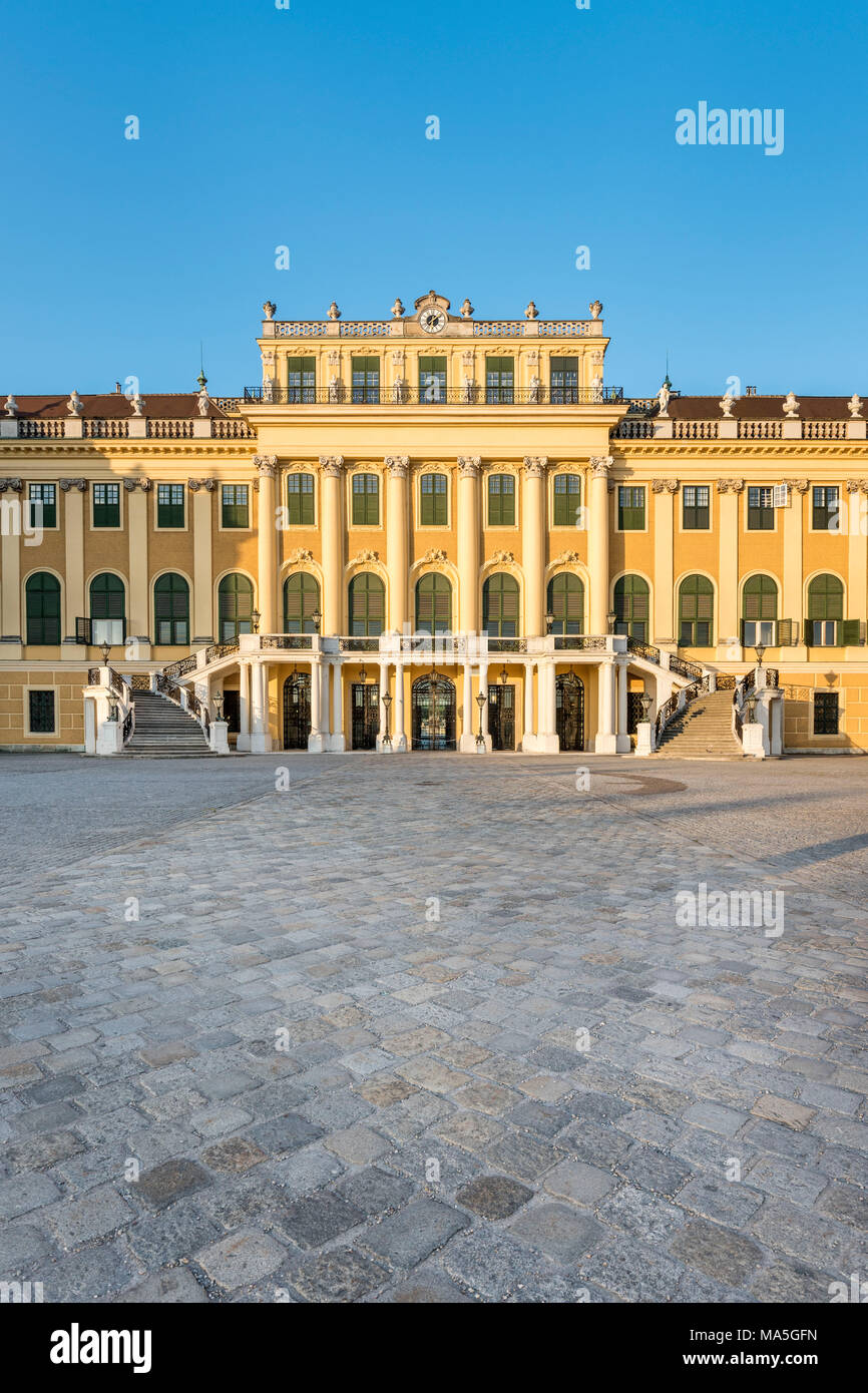 Wien, Österreich, Europa. Das Schloss Schönbrunn und die Parade Hof bei Sonnenaufgang Stockfoto