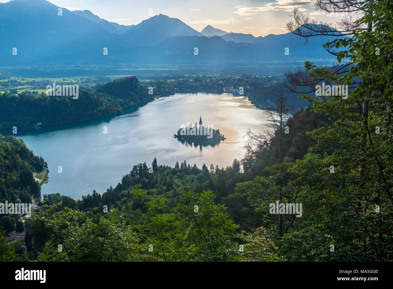 Slowenien, Bled, Bled Insel und die Kirche der Himmelfahrt der Maria bei Sonnenaufgang Stockfoto