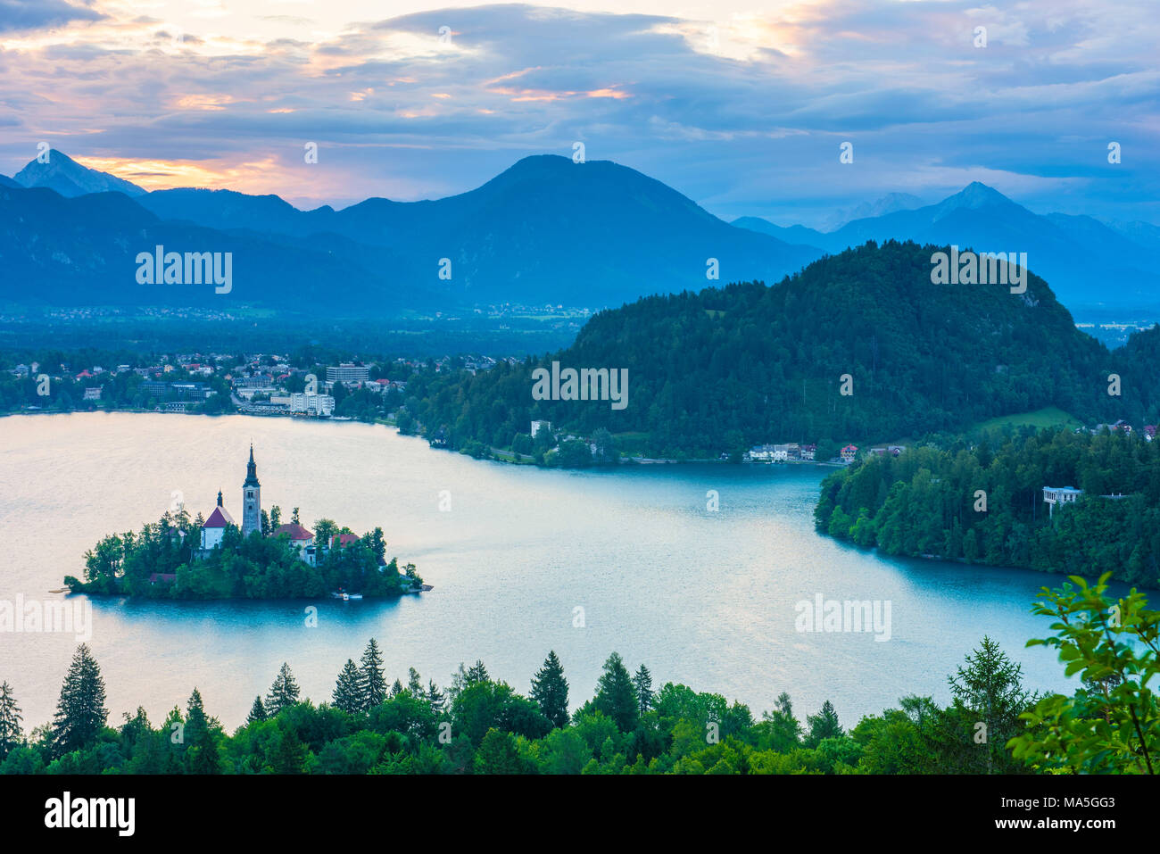 Slowenien, Bled, Bled Insel und die Kirche der Himmelfahrt der Maria bei Sonnenaufgang Stockfoto