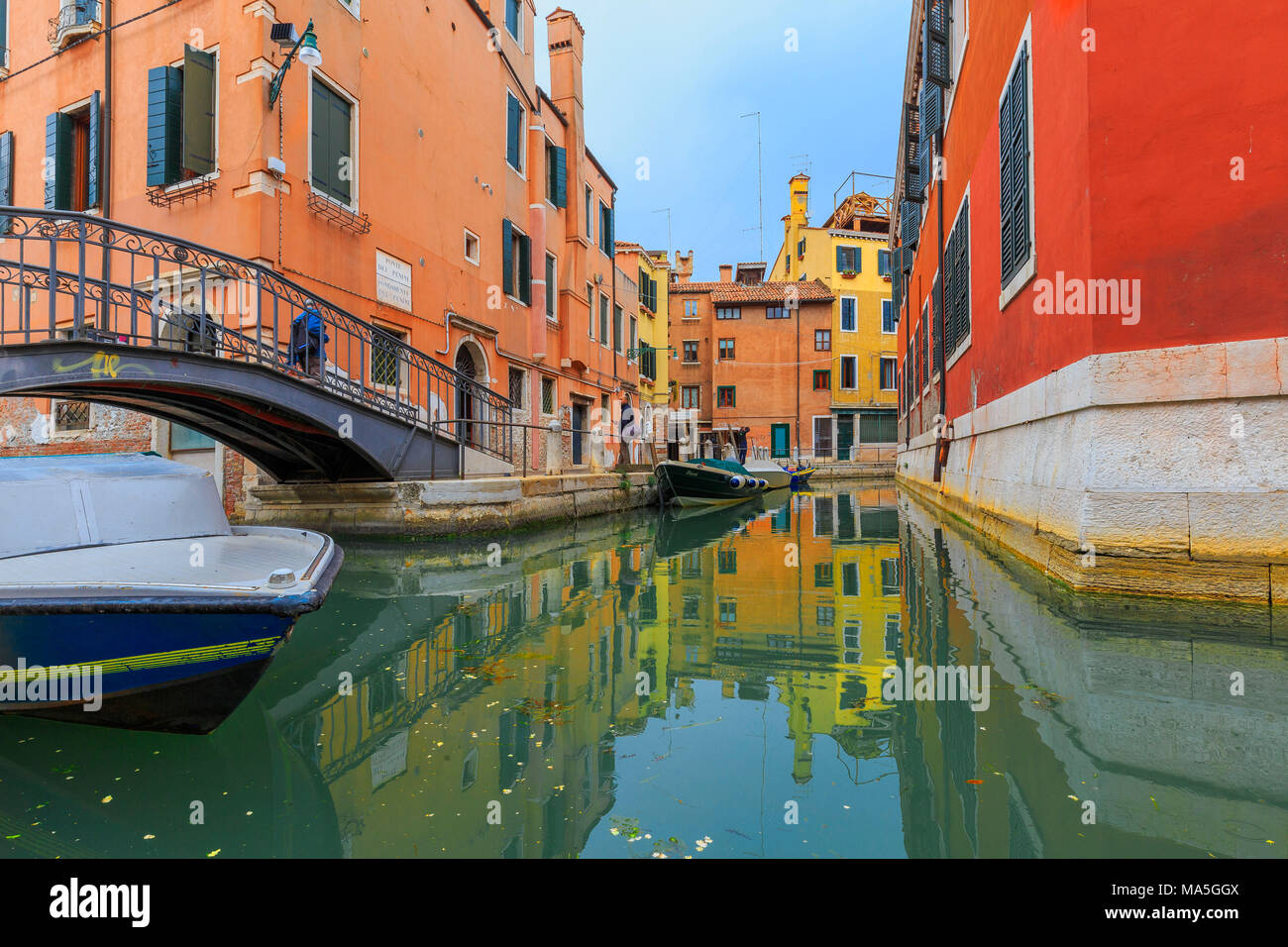 Die Farben der bunten Häuser spiegeln sich in einem Kanal, Venedig, Venetien, Italien. Stockfoto