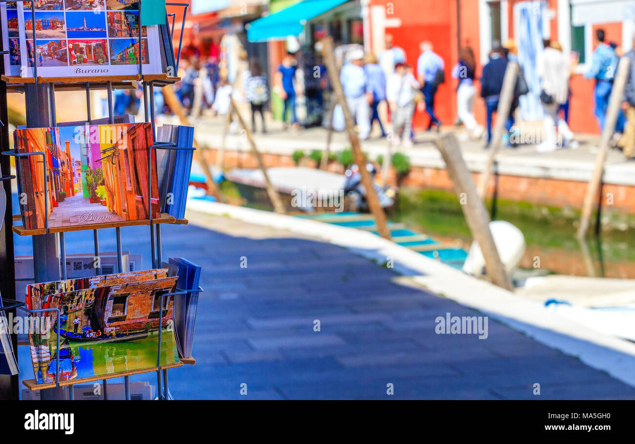 Burano Postkarten an einem Kanal angezeigt. Burano, Venedig, Venetien, Italien Stockfoto