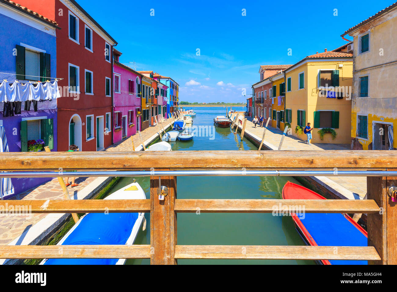 Burano Häuser mit Blick auf den Kanal. Burano, Venedig, Venetien, Italien. Stockfoto