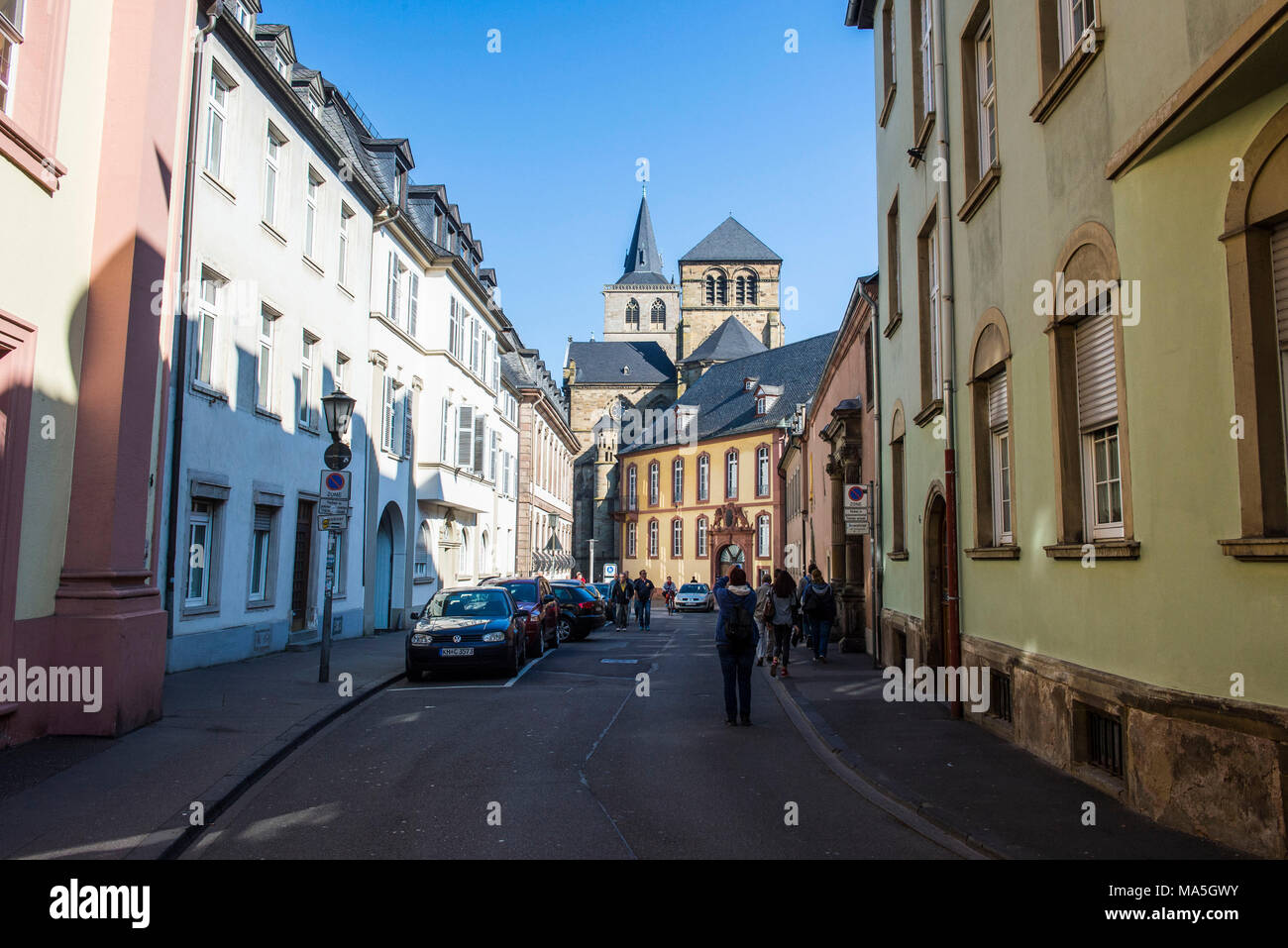 Street in die Kirche von Unserer lieben Frau, Liebfrauenkirche, Unesco Welterbe Blick, Trier, Mosel, Rheinland-Pfalz, Deutschland Stockfoto