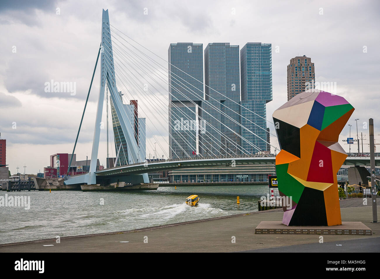 Blick auf die Skyline von Rotterdam mit Cruise Terminal, Erasmus Brücke und Kunst Stockfoto