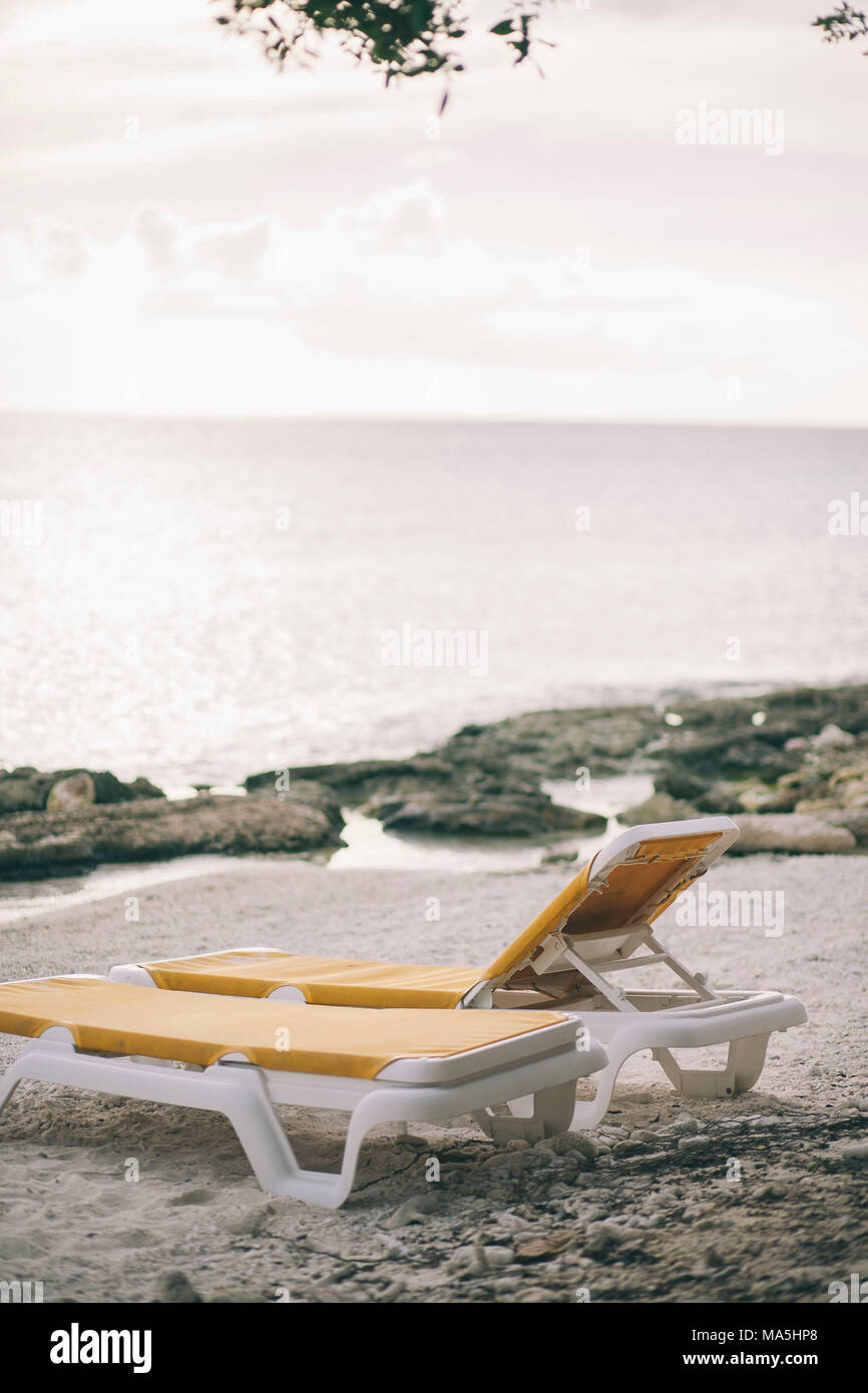 Gelbe rasen Stuhl auf dem Porto Mali Beach auf willemstad curazao Stockfoto