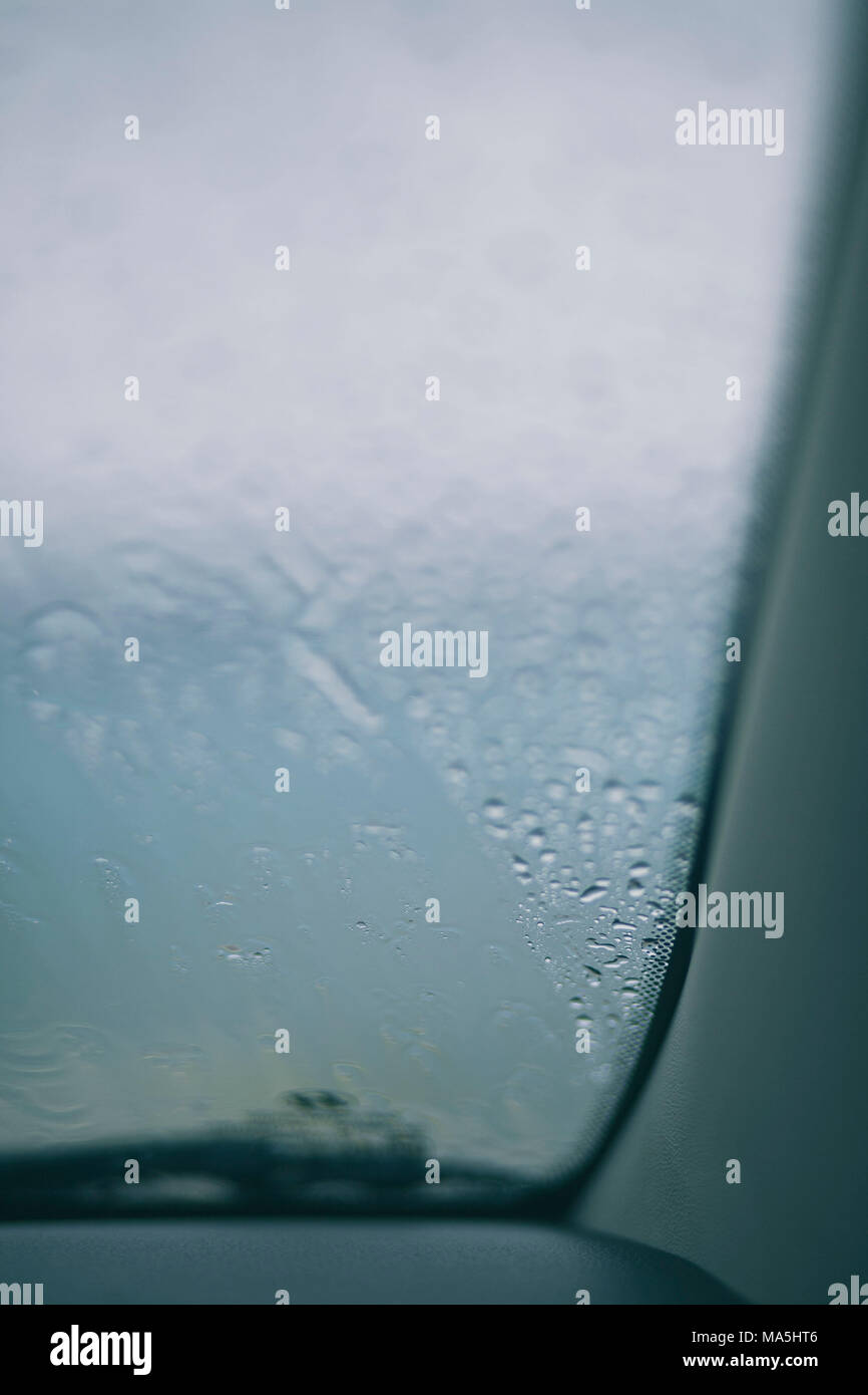 Regenzeit Wasser auto Fenster Stockfoto