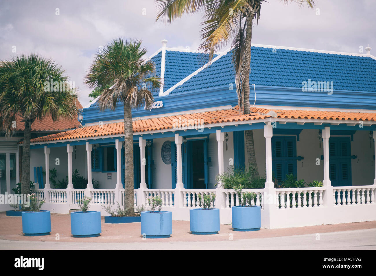 Vor einem Restaurant in blauer Farbe Stockfoto
