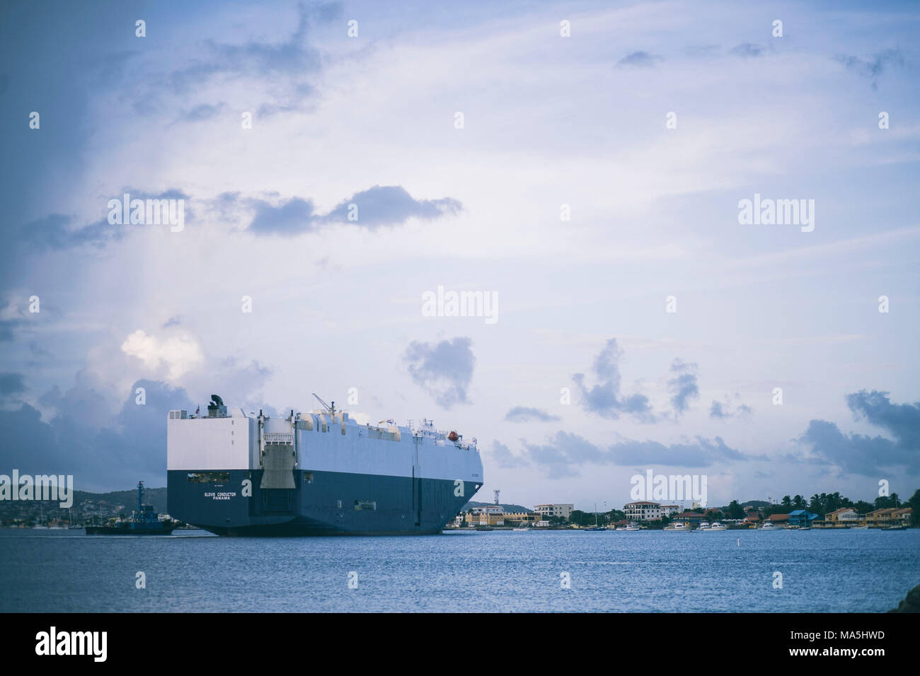 Cargo Boot auf dem Ozean in der Nähe der Port Stockfoto