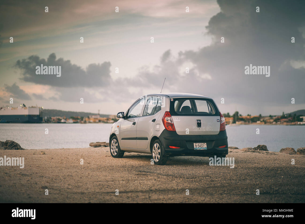 Vermietung winzigen Auto in der Nähe vom Strand Stockfoto