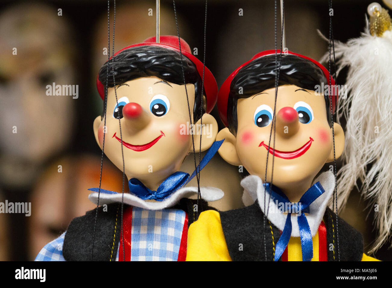 Venezia (Venedig), Italien. 2. Februar 2018. Pinocchio Marionette auf Strings in einem Laden. Stockfoto