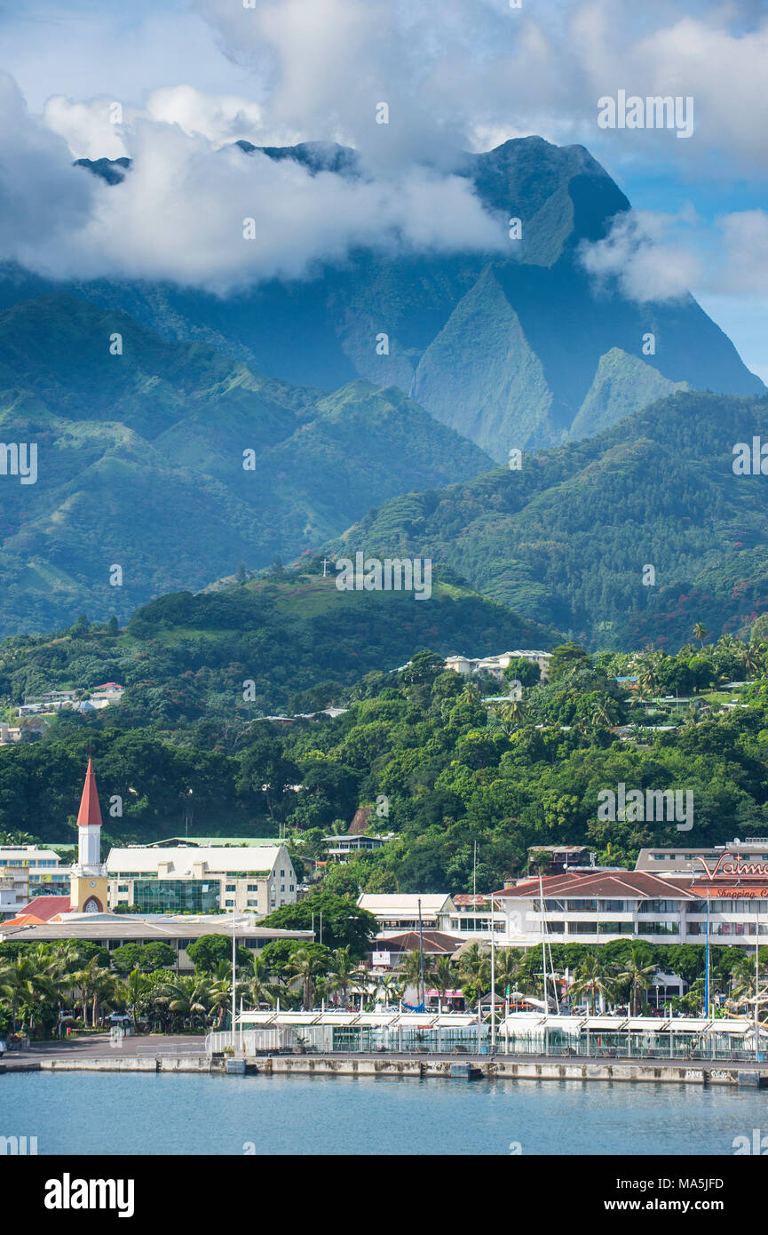 Dramatische Berge hinter Papeete, Tahiti, Französisch-Polynesien drohenden Stockfoto