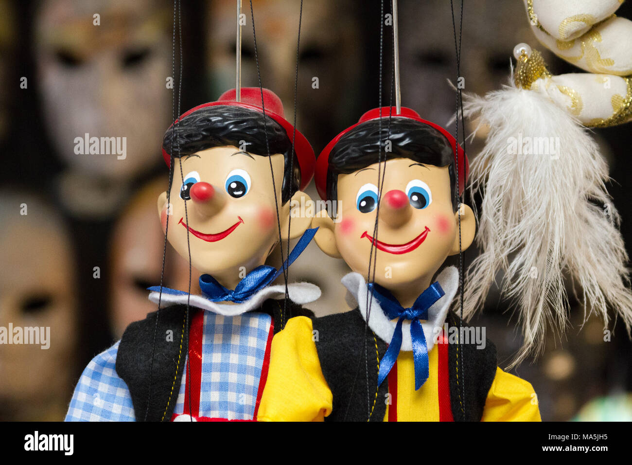 Venezia (Venedig), Italien. 2. Februar 2018. Pinocchio Marionette auf Strings in einem Laden. Stockfoto