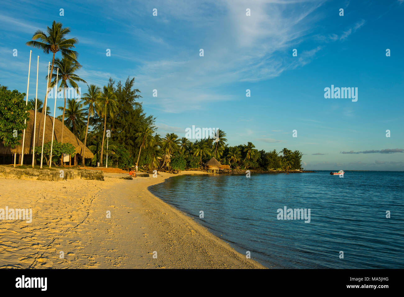 Matira Point Strand bei Sonnenuntergang, Bora Bora, Französisch-Polynesien Stockfoto