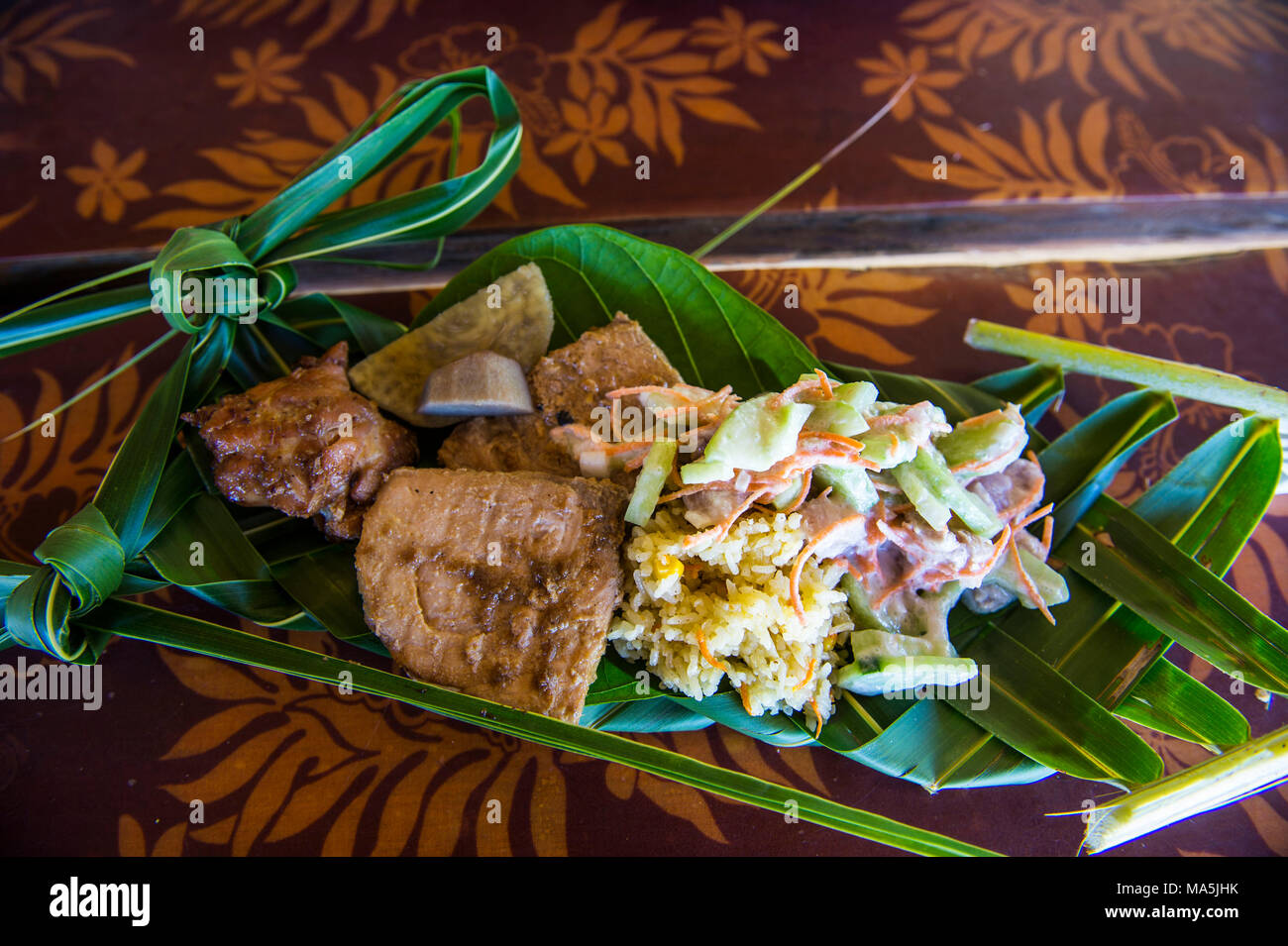 Lokales Essen serviert auf einem plam verlassen, Bora Bora, Französisch-Polynesien Stockfoto