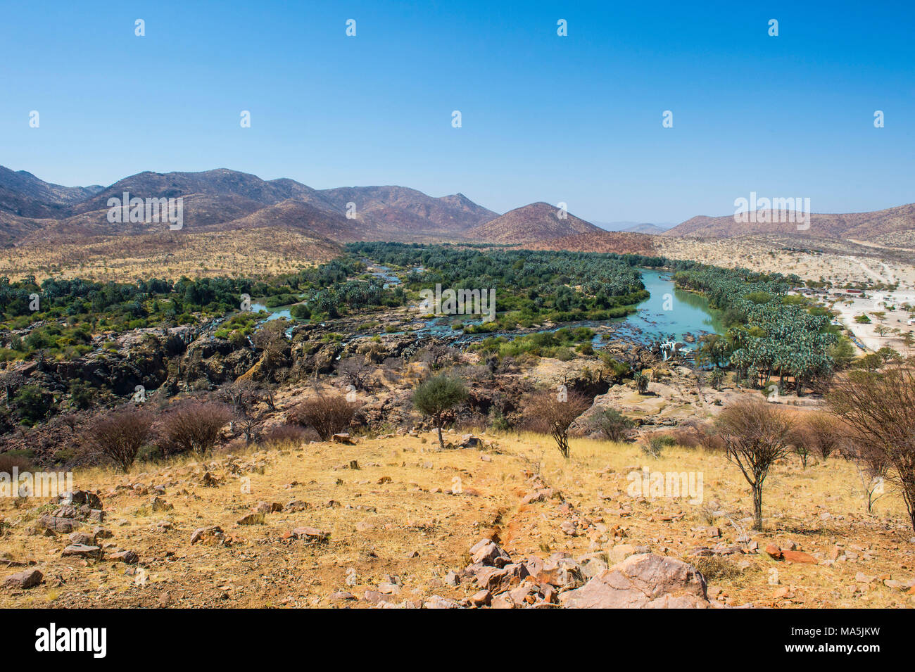 Der Kunene Fluss an der Grenze zwischen Angola und Namibia, Namibia Stockfoto