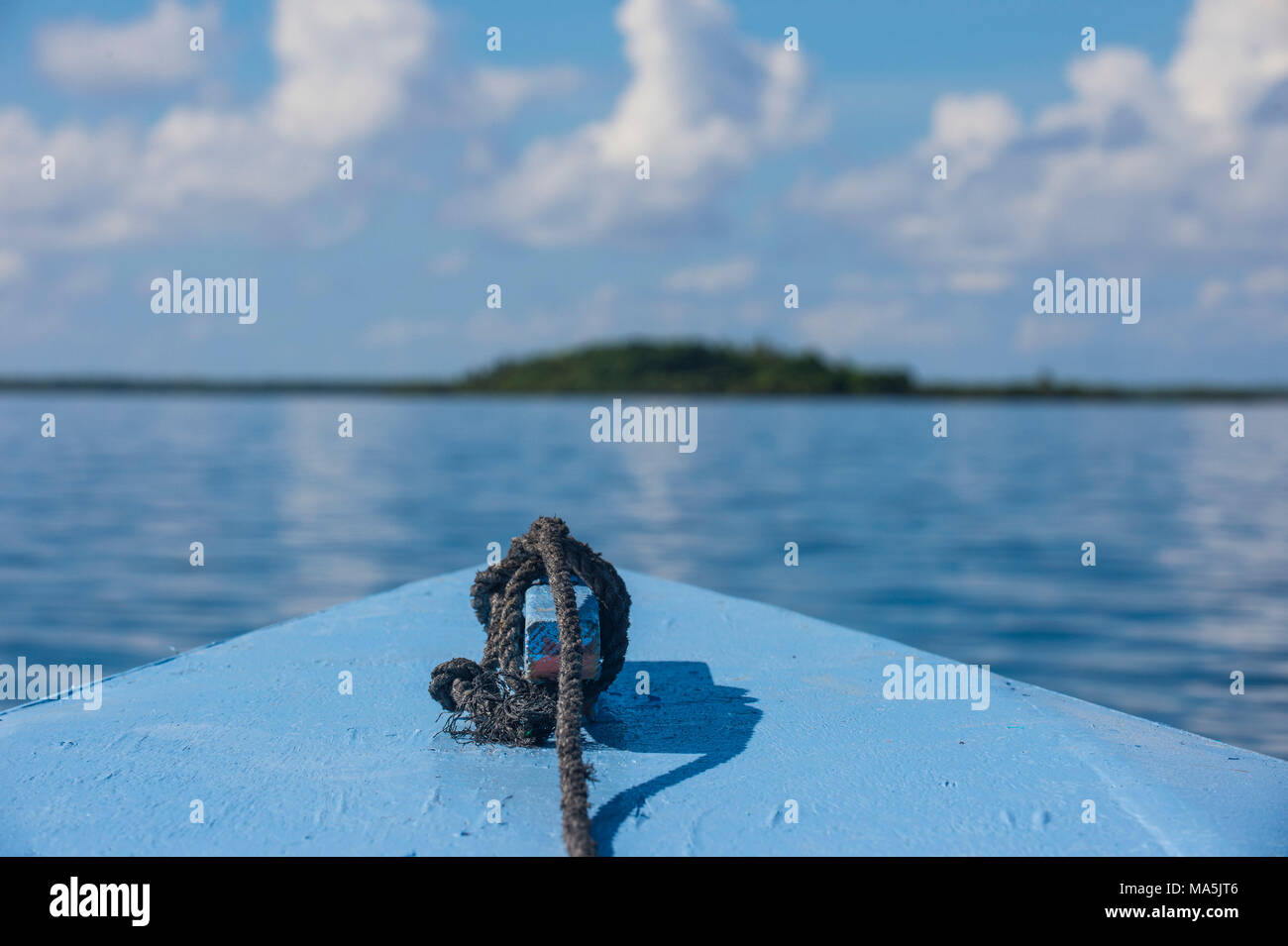 Vor einem Boot, Tikehau, Tuamotus, Französisch Polynesien Stockfoto