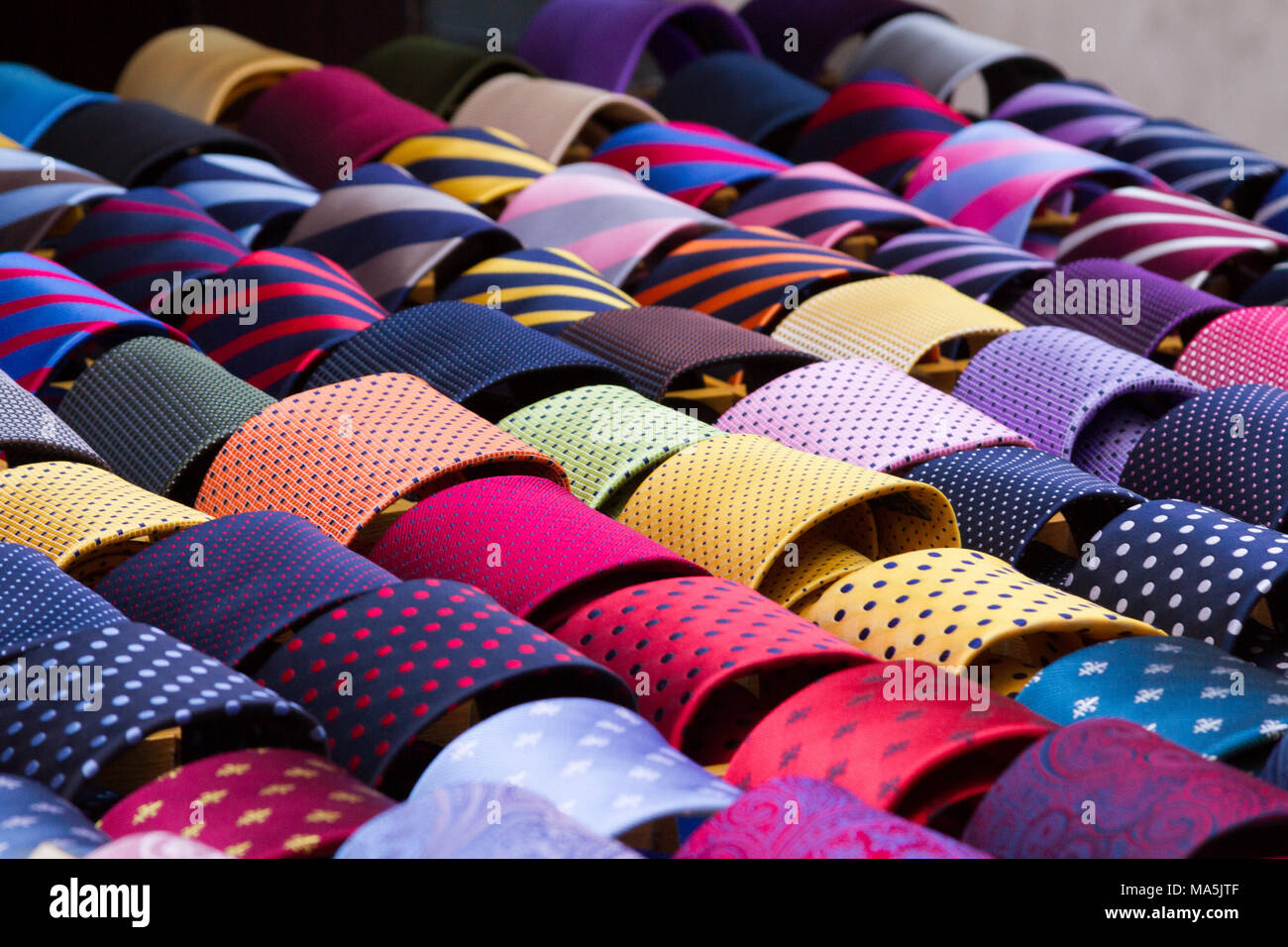 Bunte Krawatten angezeigt In einem Geschäft Stockfoto