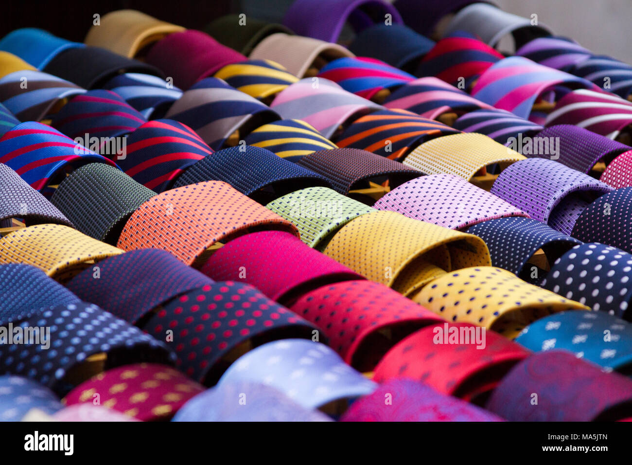 Bunte Krawatten angezeigt In einem Geschäft Stockfoto