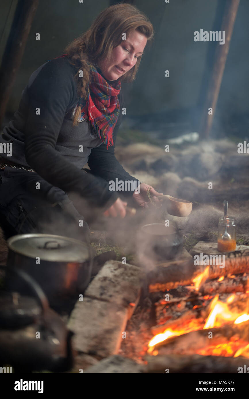 Traditionelle samische Mahlzeit Preapered in einem Lavvu. Stockfoto