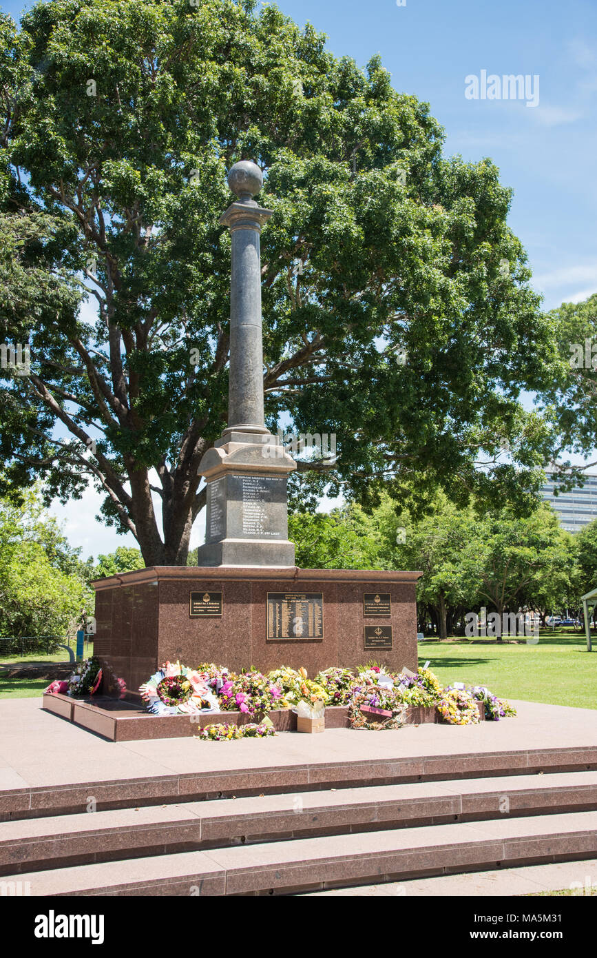 Darwin, NT, Australia-February 21,2018: ehrenmal War Memorial mit einer Fülle von Blumen Sträuße und Kränze an den Bicentennial Park in Darwin, Australien Stockfoto