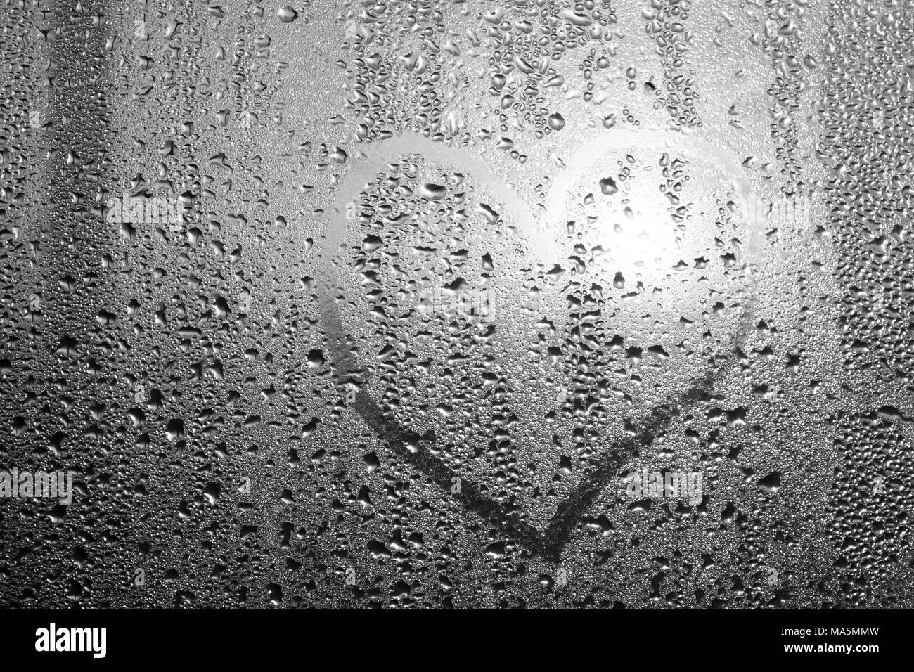 Zeichnung Herz auf einem nassen Glas. Das Konzept der herbstliche Stimmung, Gefühl der Liebe. Kopieren Sie Platz für Text und Anmerkungen Stockfoto