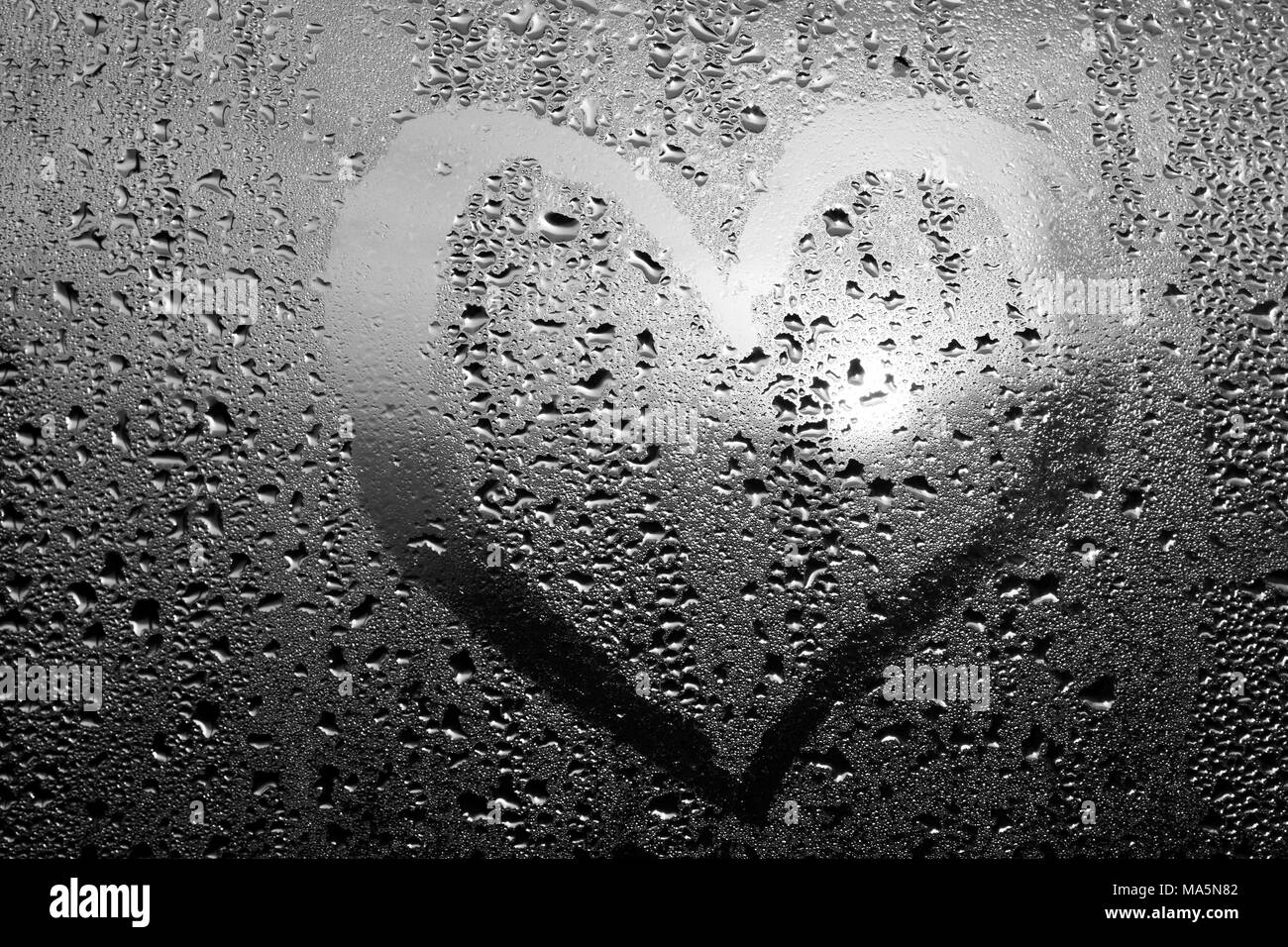 Bild von ein Herz und ein Fragezeichen auf ein feucht beschlagenen Fenster. Emotion der Liebe in prlhleduyu Wetter. Platz kopieren Stockfoto