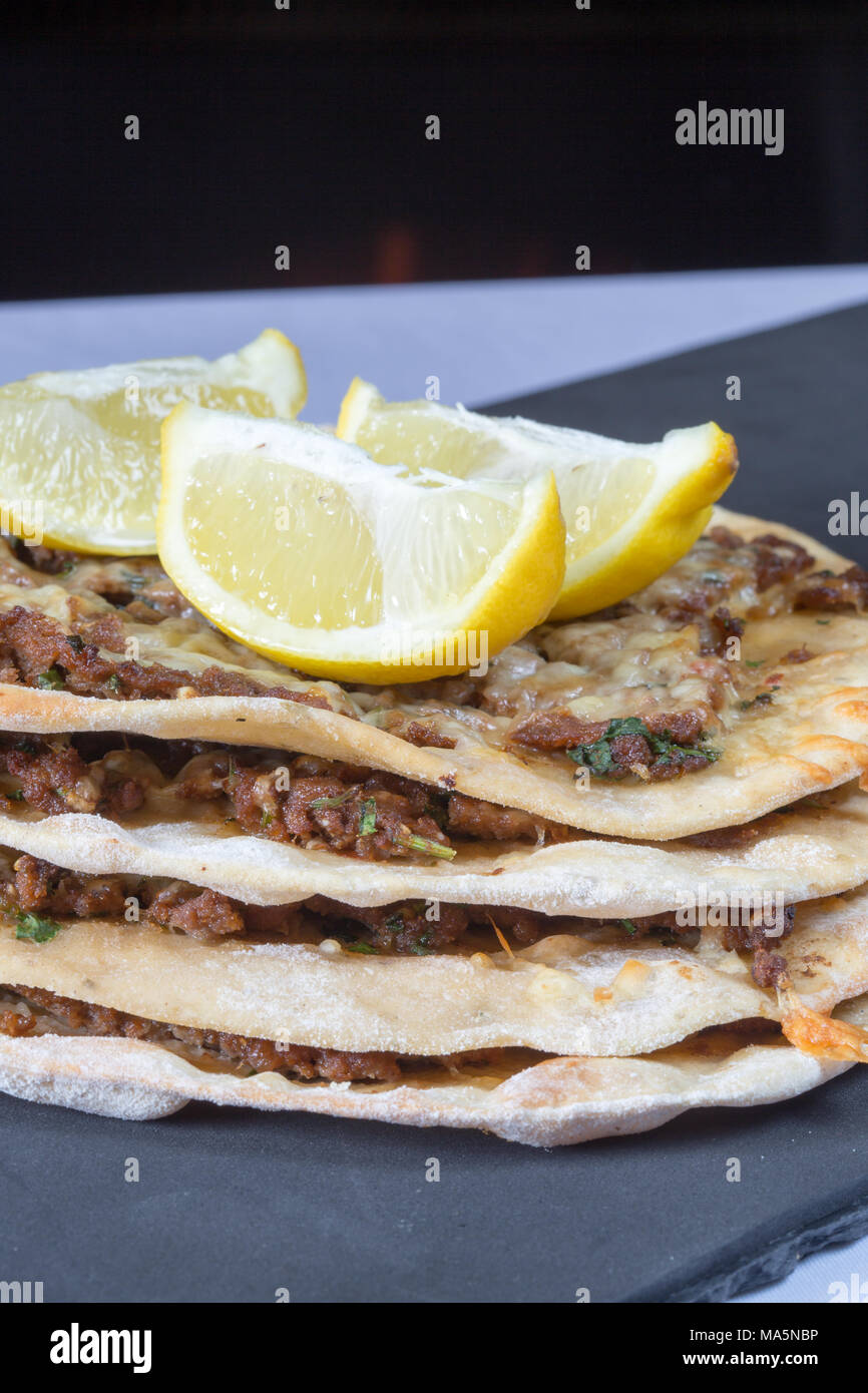 Traditionelles türkisches Gericht der Lahmacun, türkischen Stil Lammhackfleisch Pizza. Stockfoto