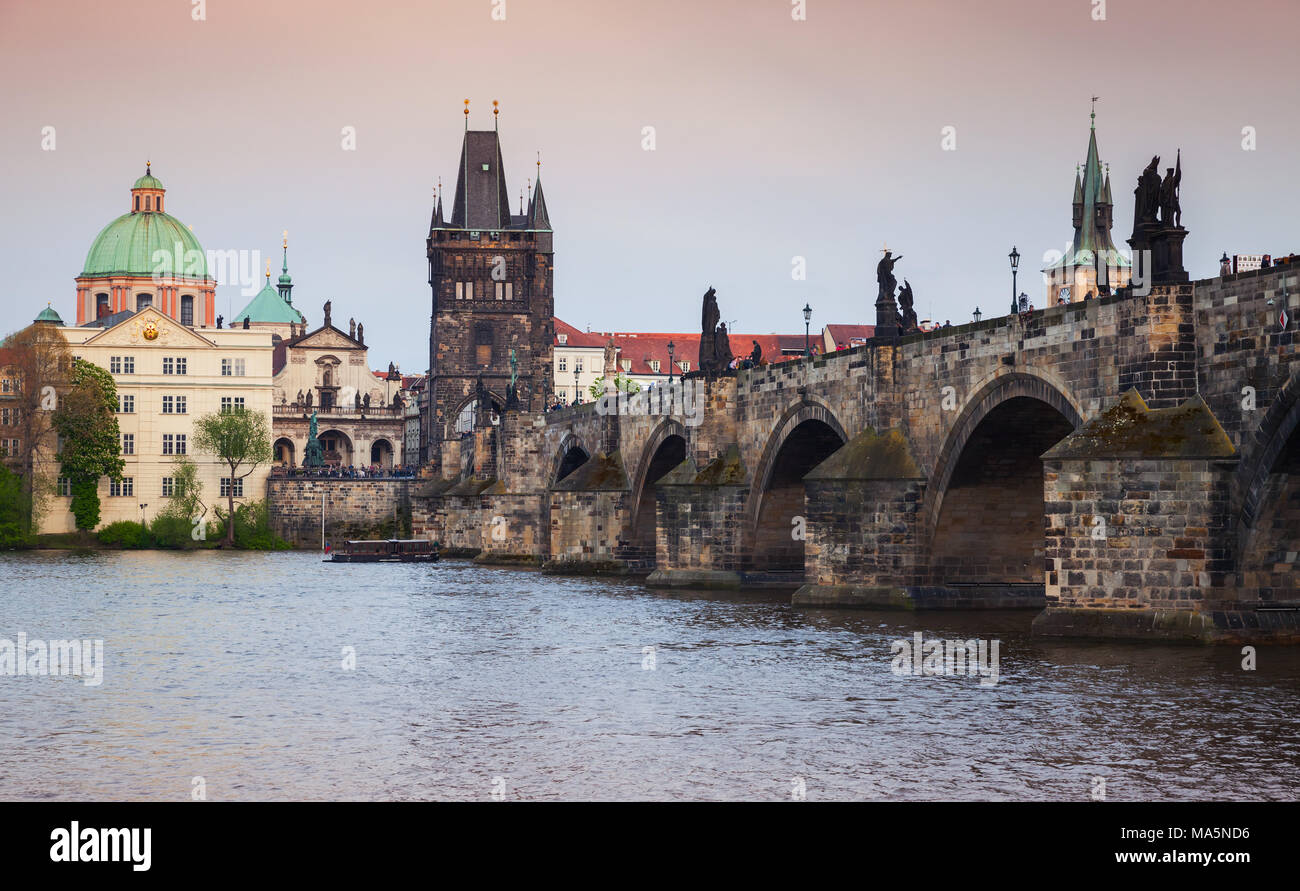 Die Karlsbrücke über die Moldau in Prag. Der Tschechischen Republik Stockfoto