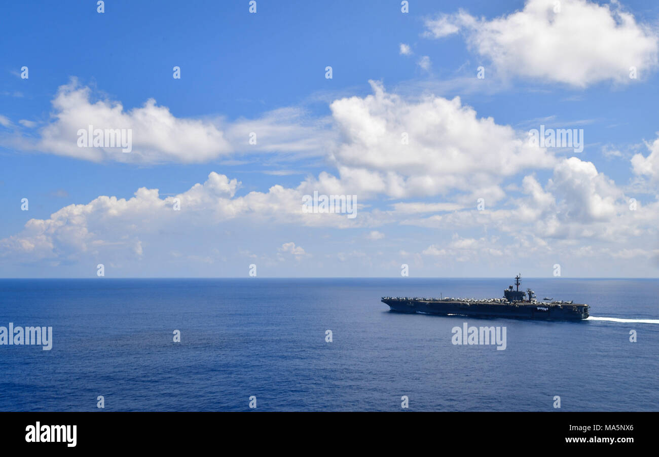 180327-N-XC 372-1565 INDISCHER OZEAN (27. März 2018) Die Flugzeugträger USS Theodore Roosevelt (CVN 71) der Indische Ozean Transite. Theodore Roosevelt wird derzeit für eine regelmäßig geplante Bereitstellung in den USA 7 Flotte Bereich für Maßnahmen zur Erhöhung der Sicherheit des Seeverkehrs und Theater Sicherheit Bemühungen um Zusammenarbeit. (U.S. Marine Foto von Mass Communication Specialist 3. Klasse Anthony J. Rivera/Freigegeben) Stockfoto