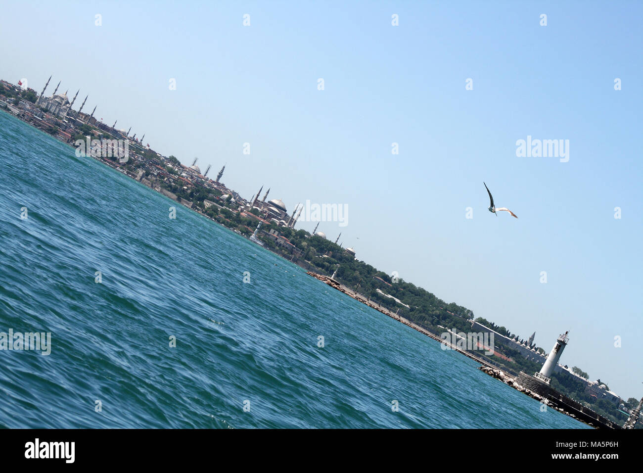 Der Blick auf die Blaue Moschee und die Hagia Sofia nach über den Bosporus. Istanbul, Türkei Stockfoto