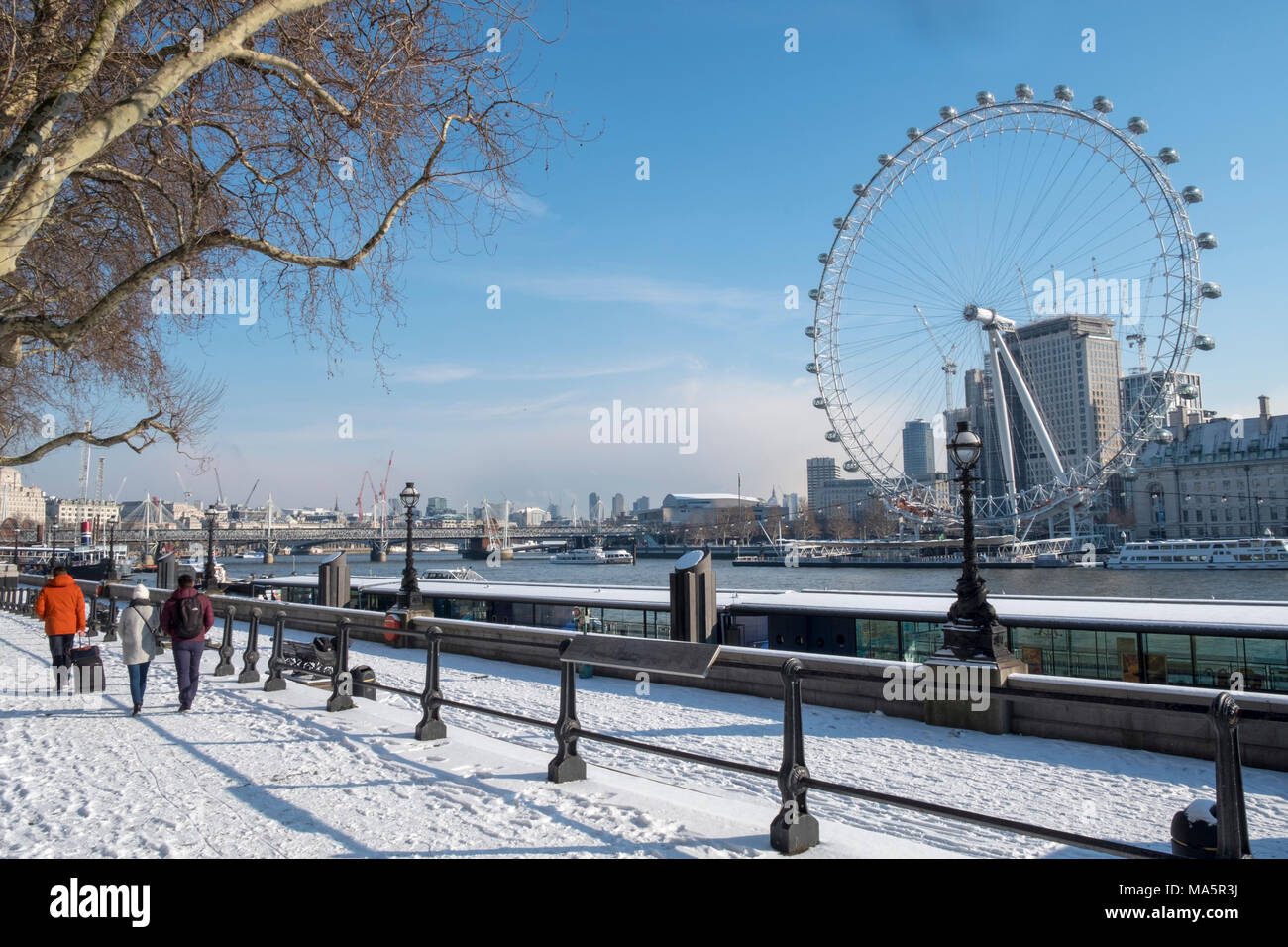 Das London Eye und Bahndamm im Schnee Stockfoto