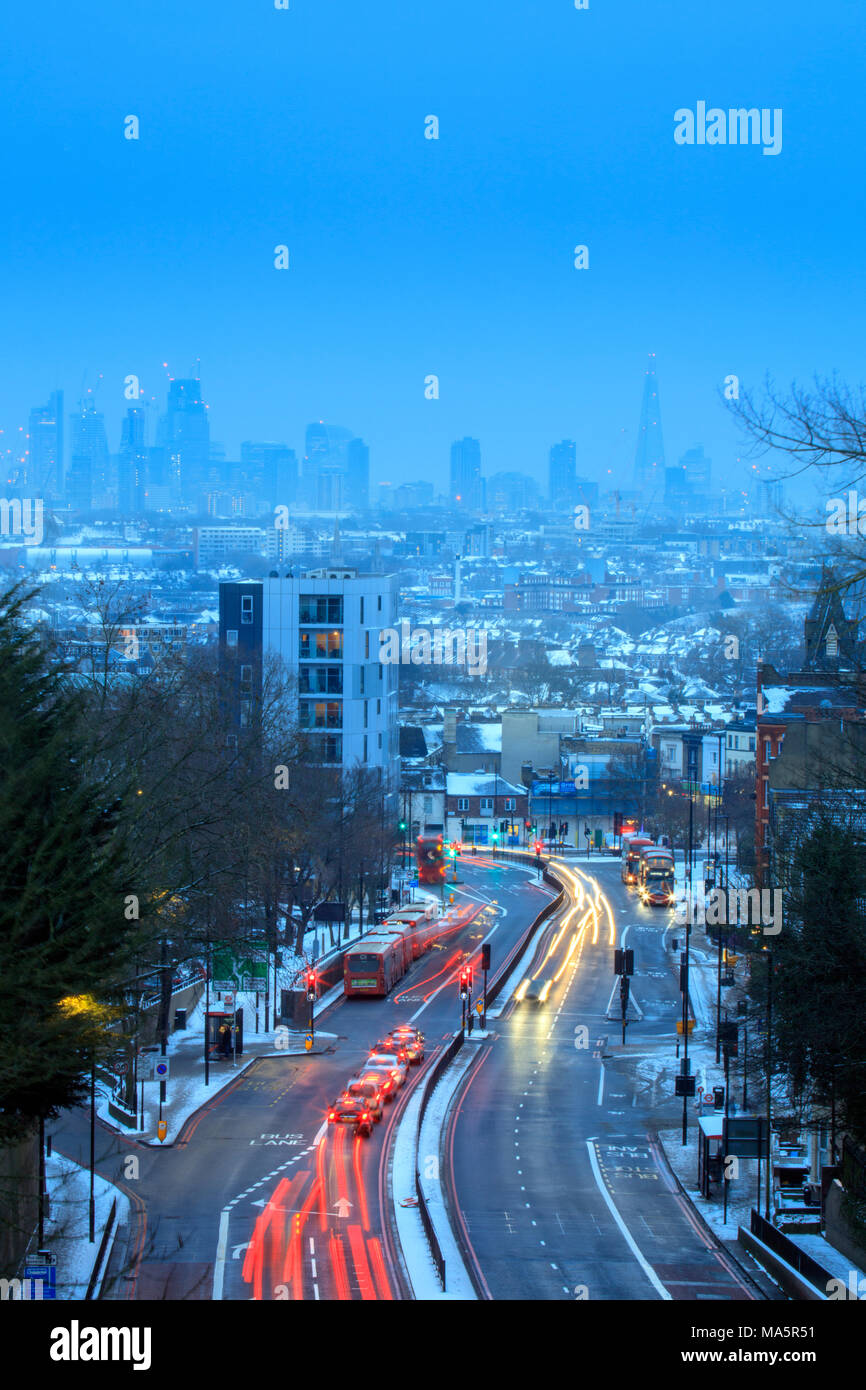 Verkehr auf einer städtischen Autobahn, Skyline von London, Winteransicht mit Schnee, Archway Road, London, Großbritannien Stockfoto