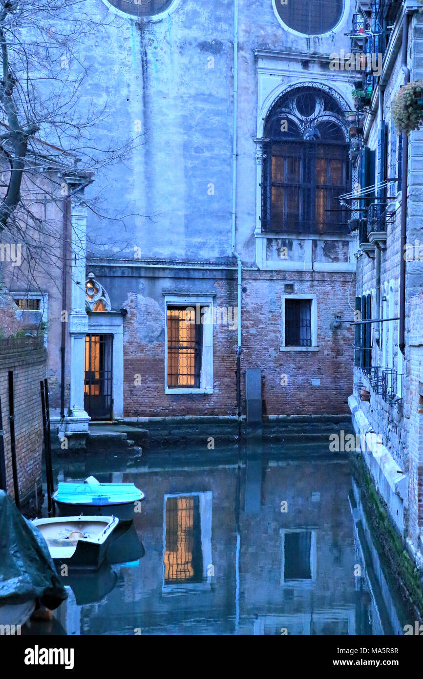 Venedig Canal in der Nacht, Ospizio Badoer Stockfoto