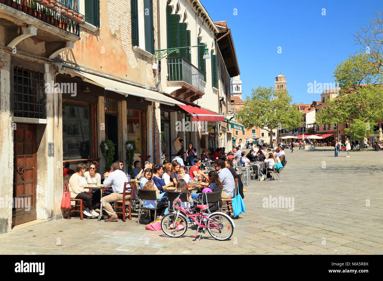 Restaurants am Platz Campo Santa Margherita: Orient Erfahrung II und Osteria alla Bifora Stockfoto