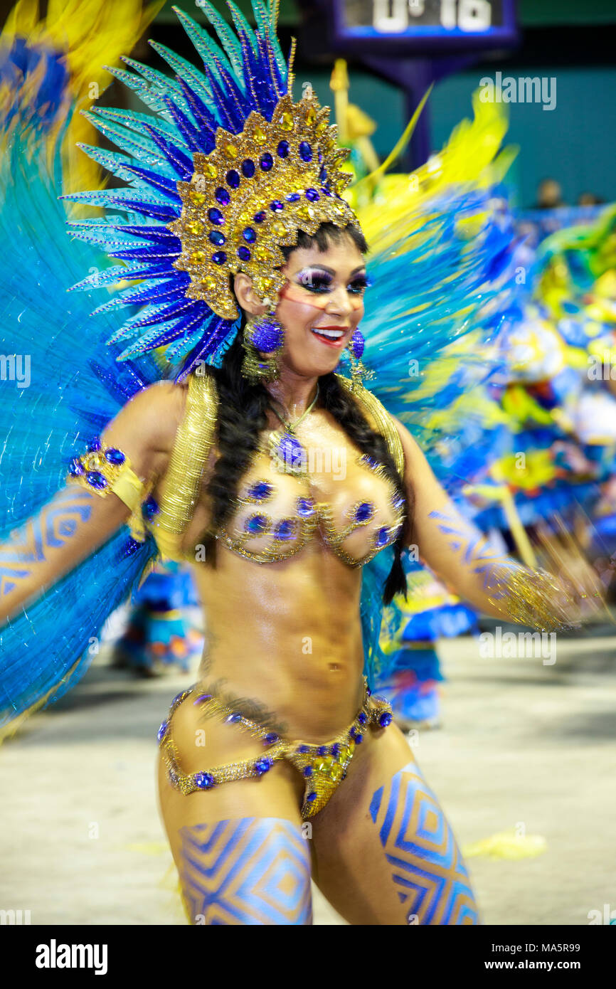 Tänzer im sambadrome und Karneval in Rio 2018, Brasilien Stockfoto