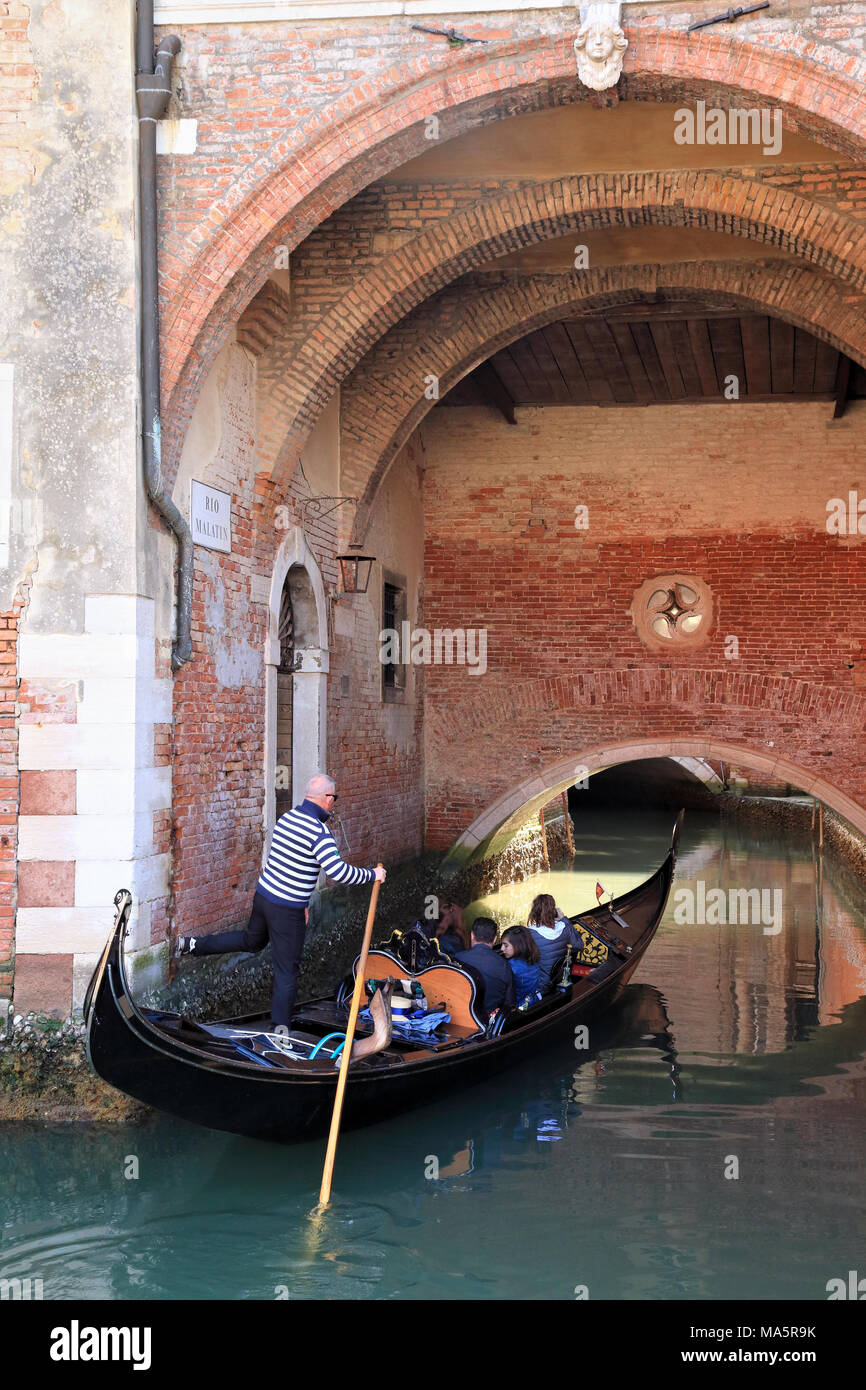 Arch Gebäude über einen Kanal in Venedig, Convento di Santo Stefano, Rio del Santissimo di Santo Stefano Stockfoto