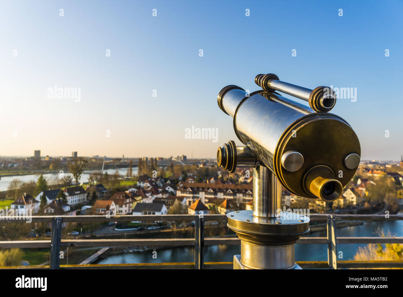 Mit Blick auf die Stadt mit einem binokularen im Vordergrund, mit einer abgestuften blauer Himmel und kopieren Sie Raum, Kehl, Deutschland. Stockfoto