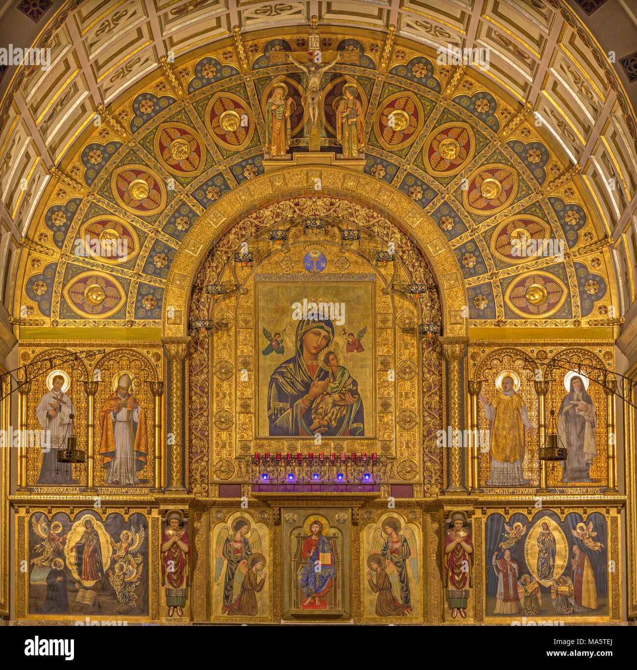 ZARAGOZA, Spanien - 1. MÄRZ 2018: Der Hauptaltar in der Kirche Iglesia del Perpetuo Socorro mit Gemälden von Pater Jesus Faus (1953 - 1959). Stockfoto