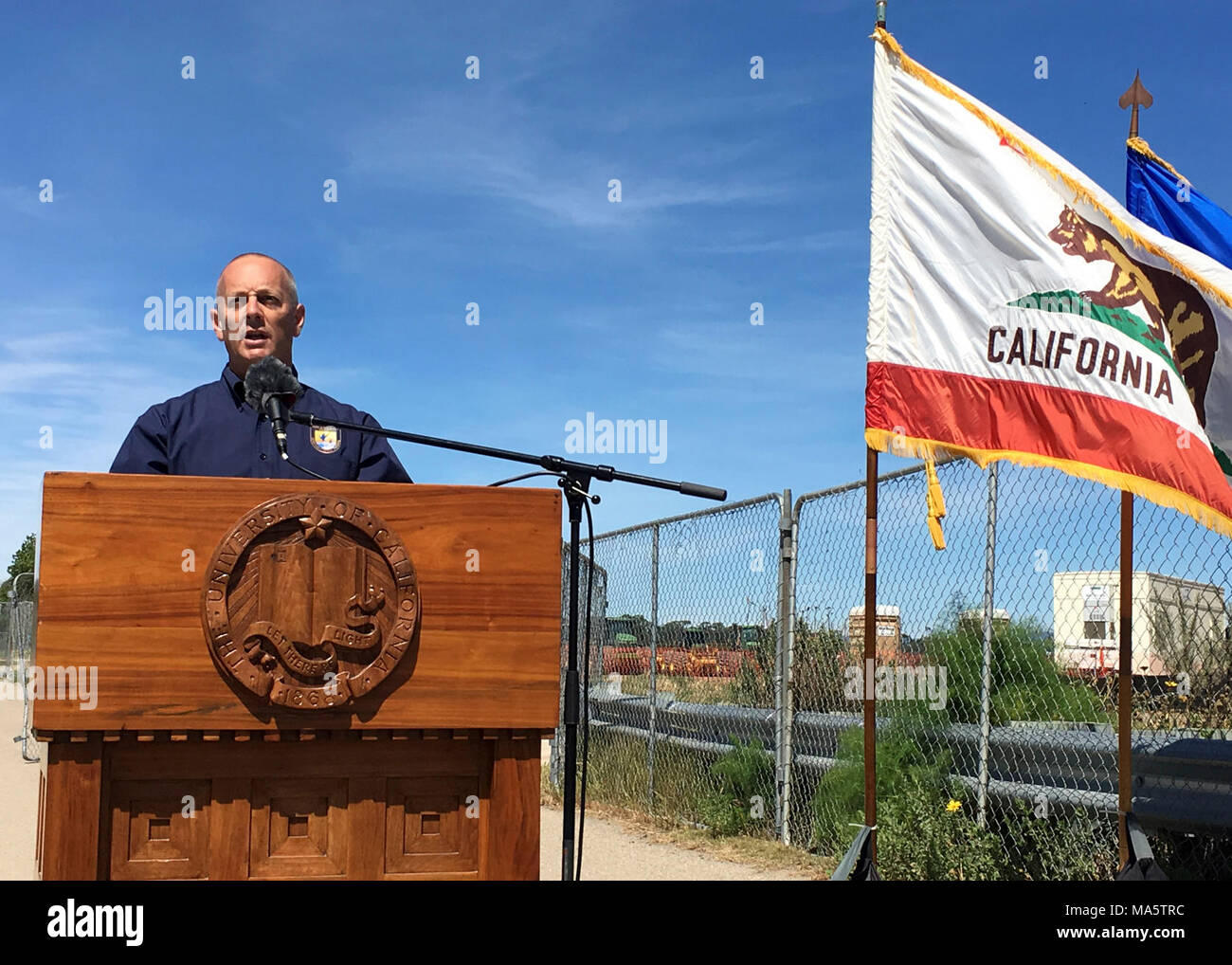 Steve Henry, Ventura Fisch und Tierwelt Büro Feld Supervisor, Adressen. GOLETA, Kalifornien (26. April 2017) - Steve Henry, Ventura Fisch und Tierwelt Büro Feld Supervisor, Adressen die Masse am Campus Nord Open Space wegweisend. UCSB und der US-Fisch und Wildlife Service (USFWS), und eine Reihe von Erhaltung Partner brach heute Boden, offiziell den Beginn einer geplanten Renaturierung eines ehemaligen Golfplatz. USFWS Förderprogramme trugen 3,5 Mio. $ für das Projekt Landerwerb und die Planung, das Design und die Wiederherstellung selbst zu unterstützen. Stockfoto