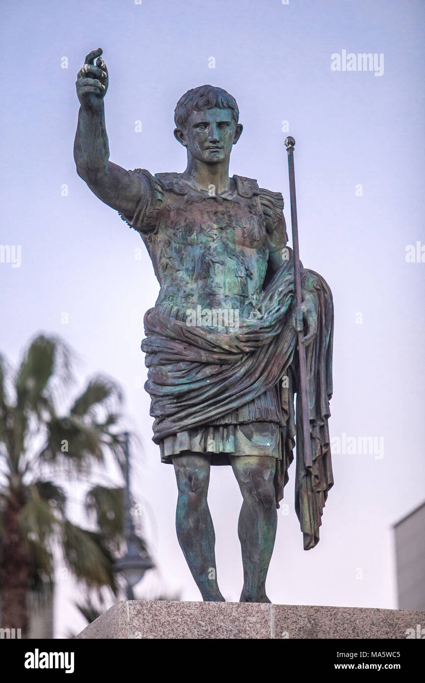 Replik der Augustus von Prima Porta Statue in der Abenddämmerung. In Merida, Spanien Stockfoto