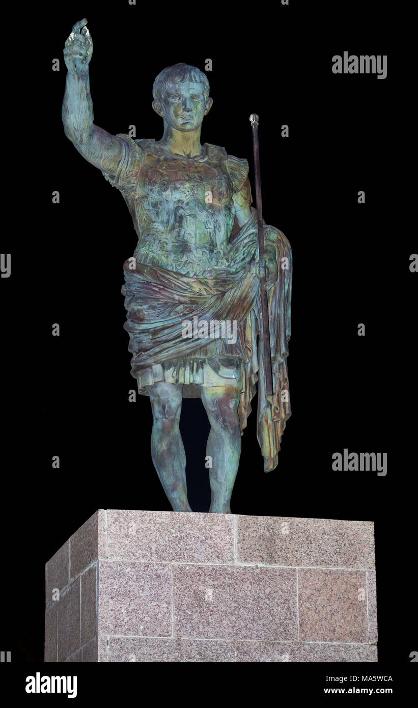 Replik der Augustus von Prima Porta Statue bei Nacht. In Merida, Spanien Stockfoto