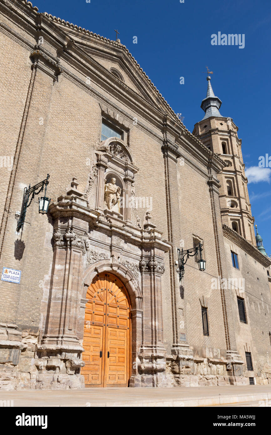 Zaragoza - Das barocke Portal der Kirche Iglesia de San Juan de los Panetes. Stockfoto