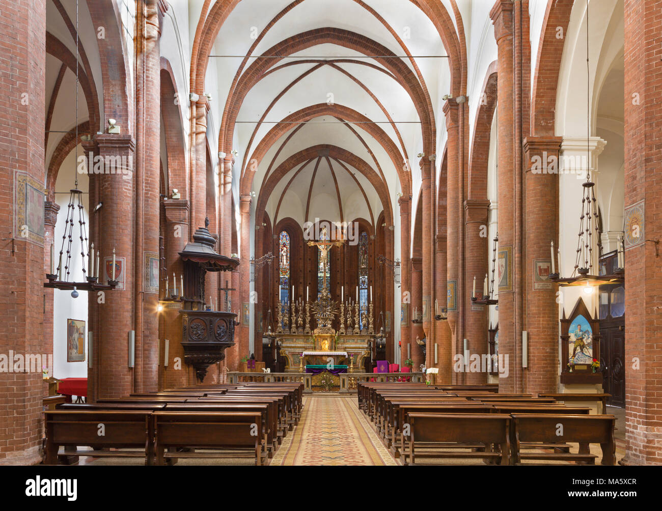 TURIN, Italien, 14. MÄRZ 2017: das Kirchenschiff der Kirche Chiesa di San Domenico. Stockfoto