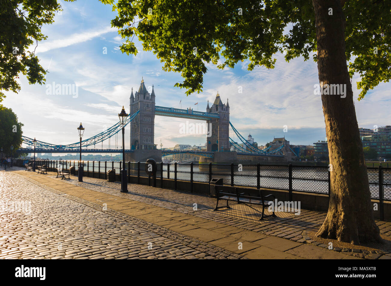 London - die Promenade und die Tower Bridge im Morgenlicht. Stockfoto