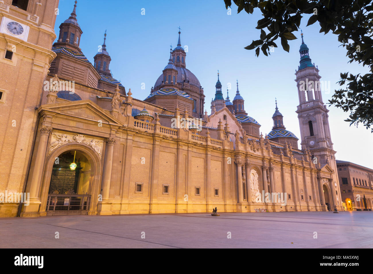 Saragossa - Die Kathedrale Basilica del Pilar am Morgen. Stockfoto