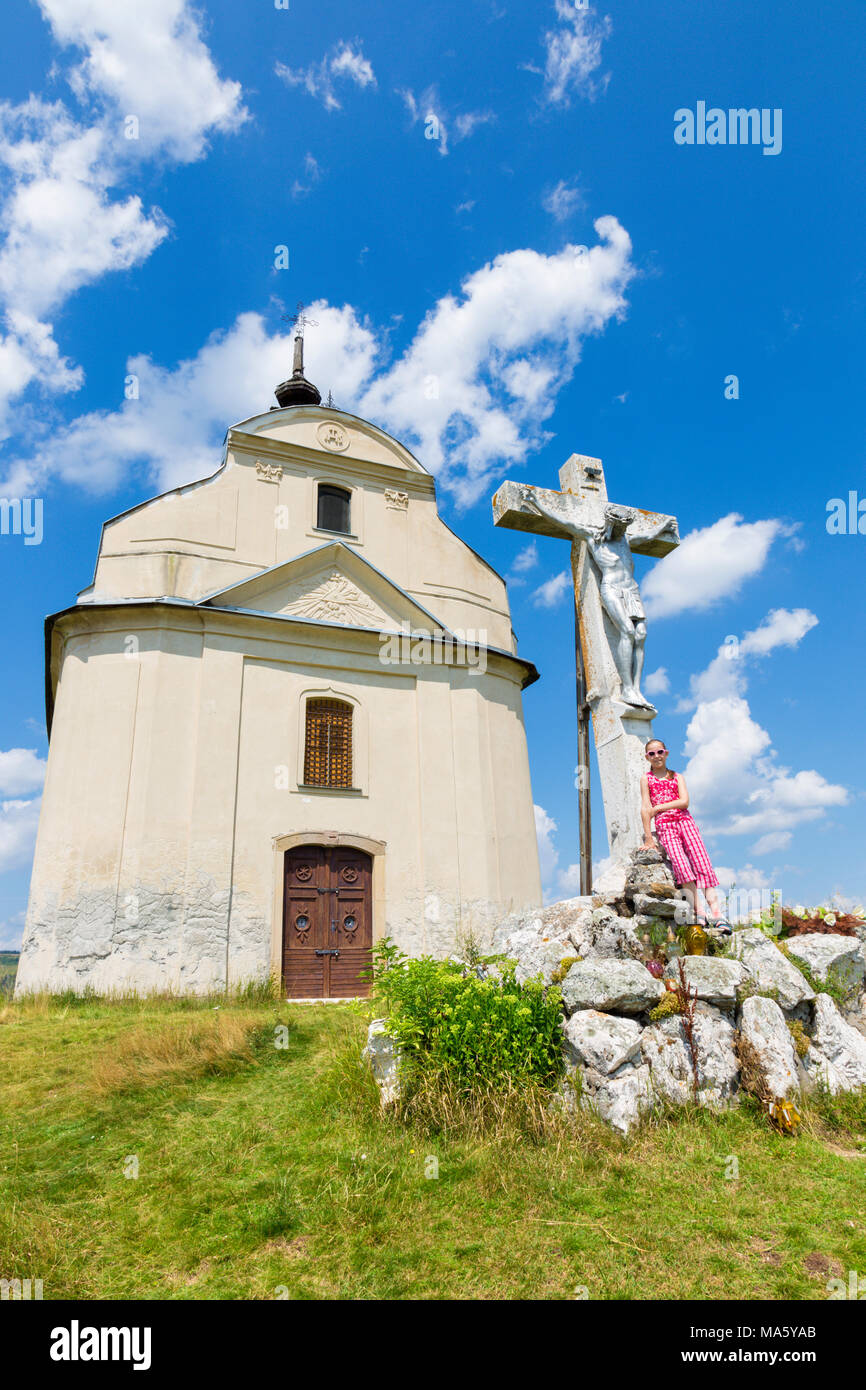 Slowakei - das Heilige Kreuz barocke Kapelle auf dem Hügel Siva brada in der Region Zips und kleines Mädchen. Stockfoto