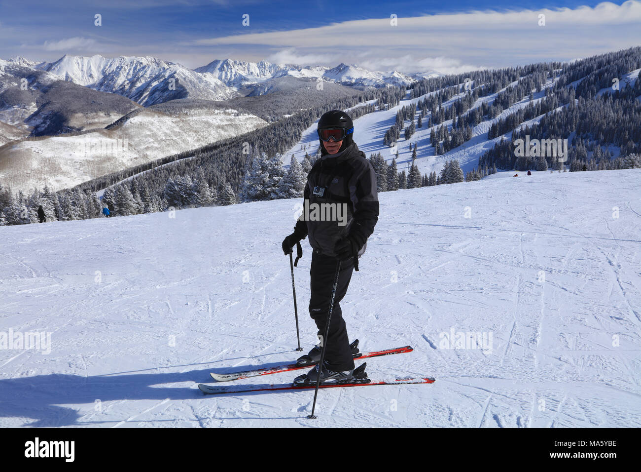 Älterer mann Skifahren in den Rocky Mountains in Colorado Vail im Winter trägt eine Gopro Kamera Stockfoto