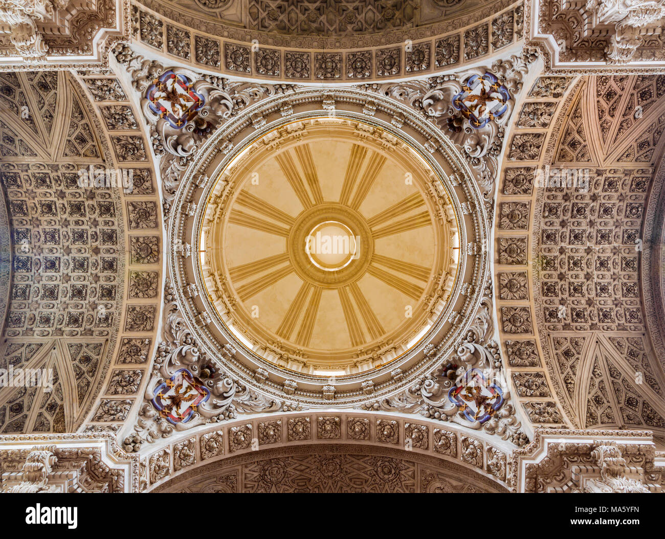 ZARAGOZA, Spanien - 3. MÄRZ 2018: die Kuppel der Kirche Iglesia de Santiago el Mayor - St James der Große (1860). Stockfoto
