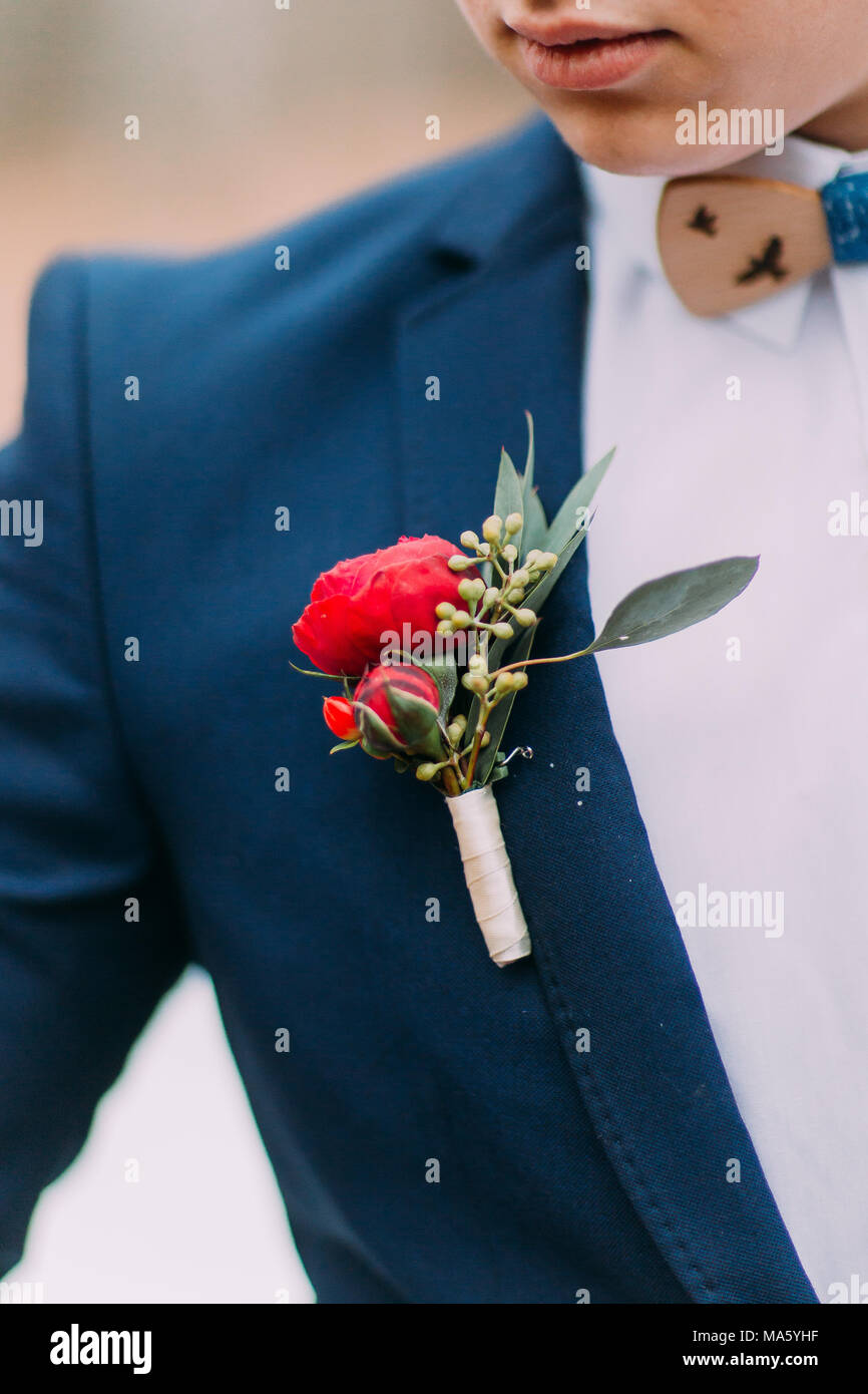 Rot Anstecker in der bräutigame Jacke Nahaufnahme Stockfotografie - Alamy